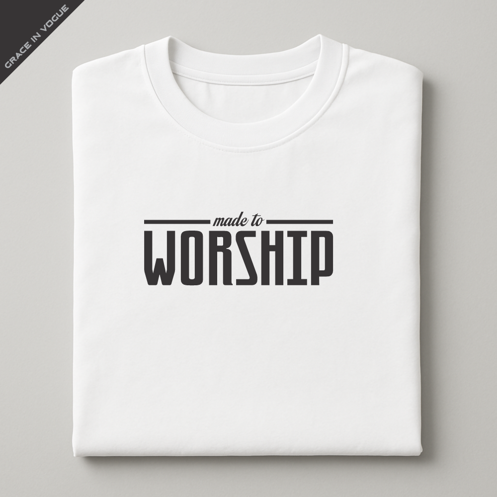 Detalhe da estampa “Worship” na camiseta branca