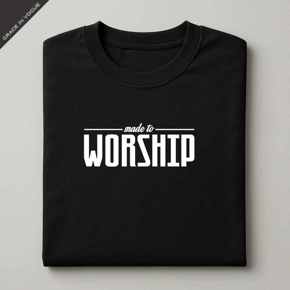 Detalhe da estampa “Worship” na camiseta preta