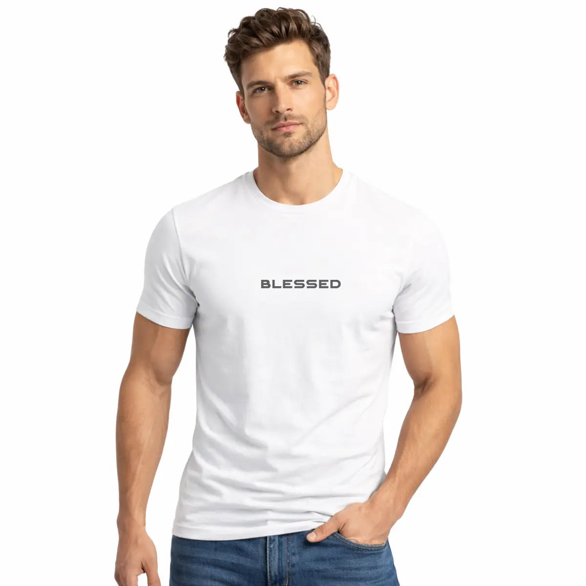 Camiseta Blessed masculina branca — estampa gospel minimalista Grace in Vogue