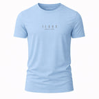 Detalhe estampa King of Kings — camiseta cristã gospel masculina azul bebe