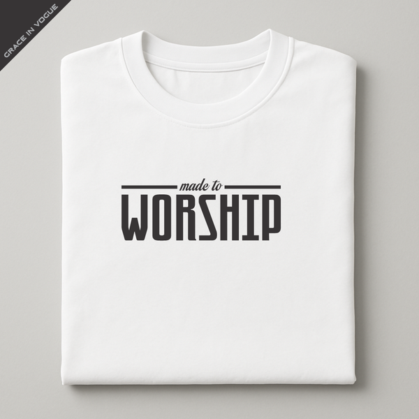 Detalhe da estampa “Worship” na camiseta branca