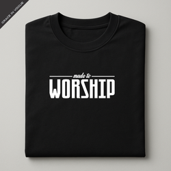 Detalhe da estampa “Worship” na camiseta preta