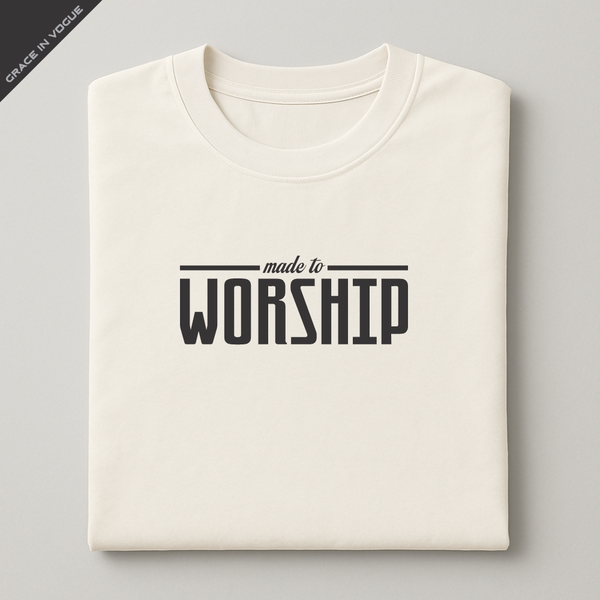 Detalhe da estampa “Worship” na camiseta offwhite