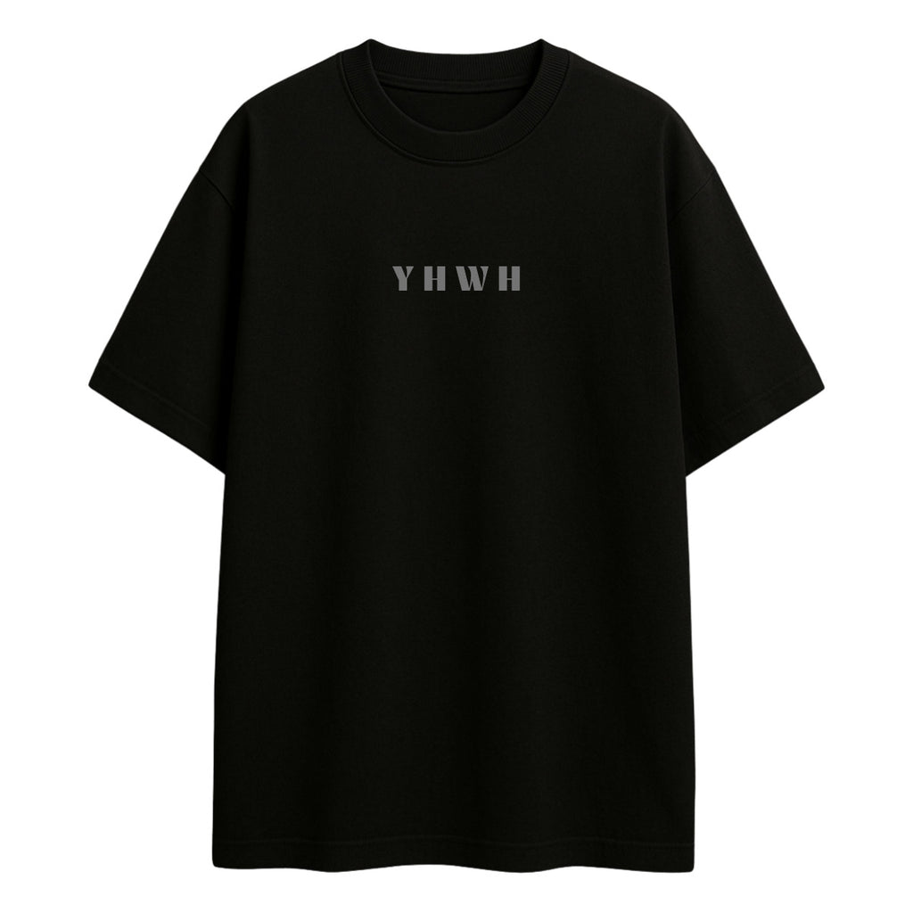 Detalhe estampa YHWH — tetragrama hebraico — camiseta oversized cristã masculina